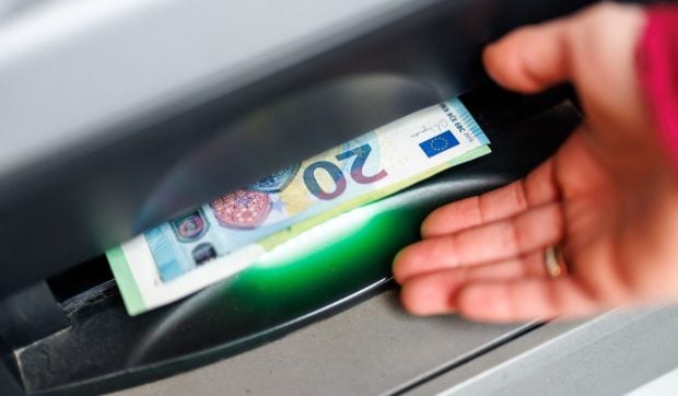 A retras aproape 2 milioane de lei, în numerar, de la bancomat: oamenii de afaceri care au solicitat 46 de milioane de lei de la stat sunt cercetați de DNA