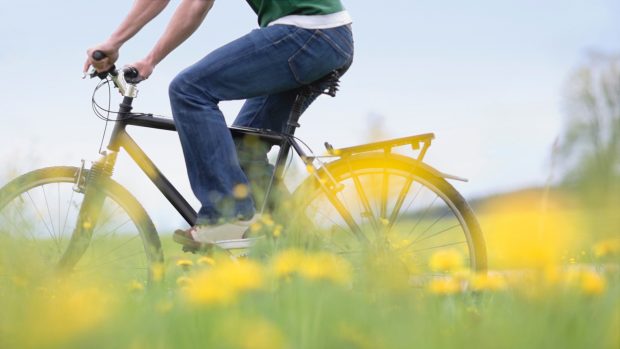 Un bărbat din Craiova a murit după ce a intrat cu bicicleta electrică într-un stâlp de iluminat public