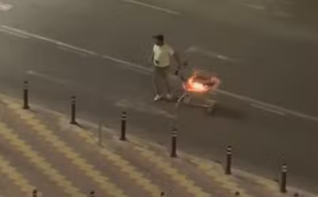 Un bărbat din Constanța s-a plimbat cu un căruț în flăcări pe un bulevard și a ajuns direct la Psihiatrie