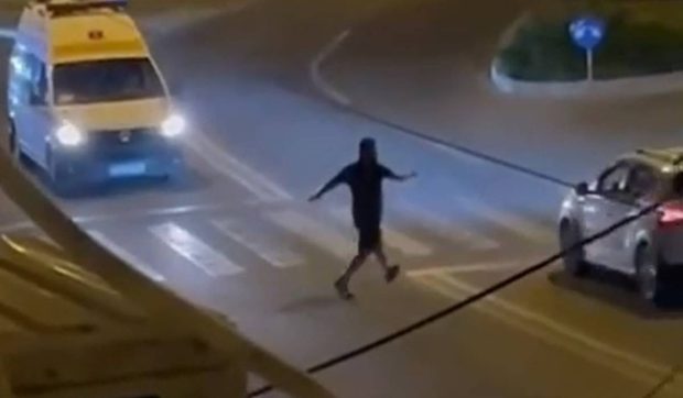 Un bărbat din Galați a făcut scandal în plină stradă. S-a așezat pe trecere de pietoni și a început să lovească cu picioarele mașinile care treceau