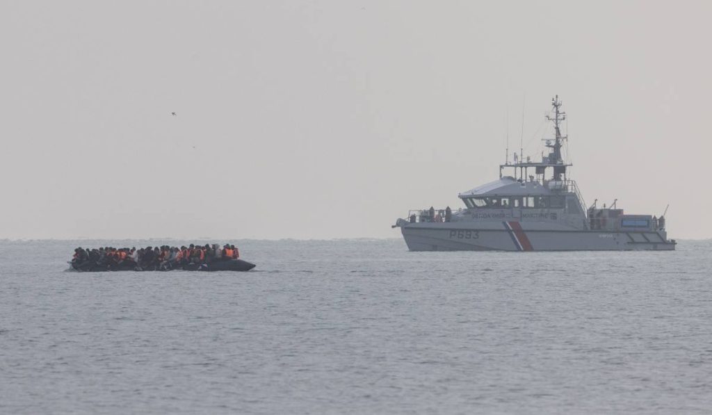 barca cu migranti trece ilegal din franta in aglia