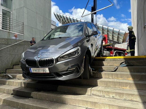 Un BMW a aterizat pe treptele bibliotecii și a rămas blocat, în Austria: „Șoferul se grăbea să meargă să citească”