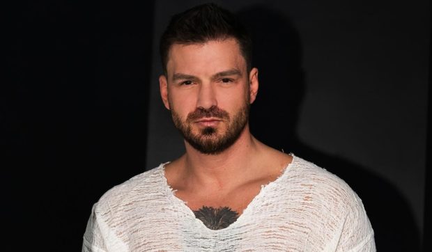 Imagine Stire Cum a fost surprins Bogdan Vlădău într-un club din București. O brunetă l-a cucerit instant | 2review.ro