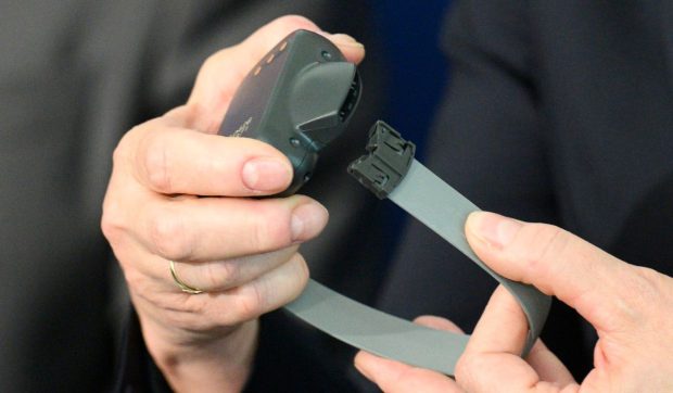 Un român din Irlanda de Nord acuzat de trafic de persoane a cerut să-i fie dată jos brățara electronică pentru a putea practica MMA