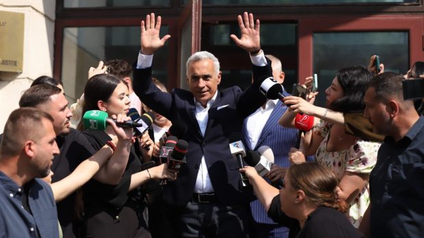 Călin Georgescu a fost la Parchetul General pentru prelungirea controlului judiciar. Câți fani l-au așteptat