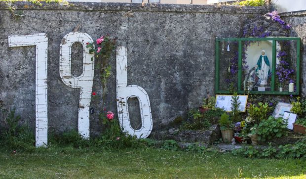 796 de bebeluși morți sunt căutați într-o fosă septică a unui cămin condus de călugărițe catolice, în Irlanda