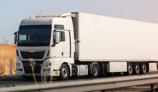 Șofer de camion de 59 de ani suferă un stop cardiac la volan și este salvat în ultimul moment