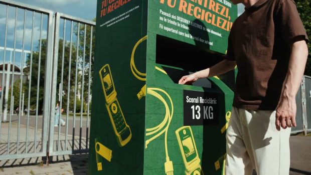 Suporterii naționalei, invitați să recicleze deșeuri electrice înainte de meciul România–Cipru: „Fii suporterul care lasă în urmă doar aplauze!” | VIDEO