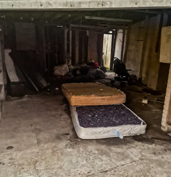 Oamenii din Ballymena, orașul nord-irlandez cuprins de violențe, au declarat război românilor: „Protestanții și catolicii sunt uniți, după ani în care s-au ucis unii pe alții. Acum ne luptăm cu ei”