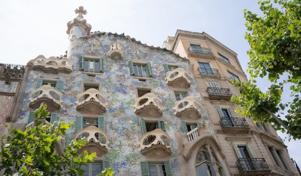 Cum arată fațada Casei Batllo, din Barcelona, așa cum a proiectat-o inițial Antonio Gaudi