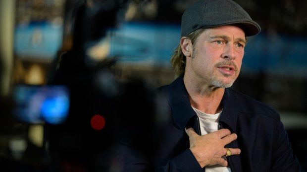 O pensionară a fost păcălită de un fals Brad Pitt și i-a trimis peste 100.000 de euro: „M-a făcut să cred că este îndrăgostit de mine”