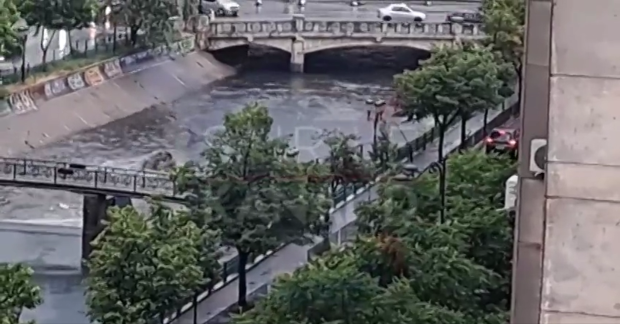 Caseta de beton de pe Dâmbovița a refulat în urma ploii torențiale. Au apărut „fântâni arteziene” cu ape uzate în centrul Bucureștiului