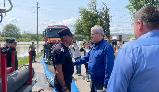Cătălin Predoiu, după ce a vizitat zonele inundate din Covasna: „Concluzia tuturor a fost că sistemul a funcţionat bine”