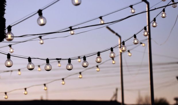 Noile tarife la energia electrică intră în vigoare de la 1 iulie. Cine beneficiază de voucherele energetice de 50 de lei și cum se obțin tichetele