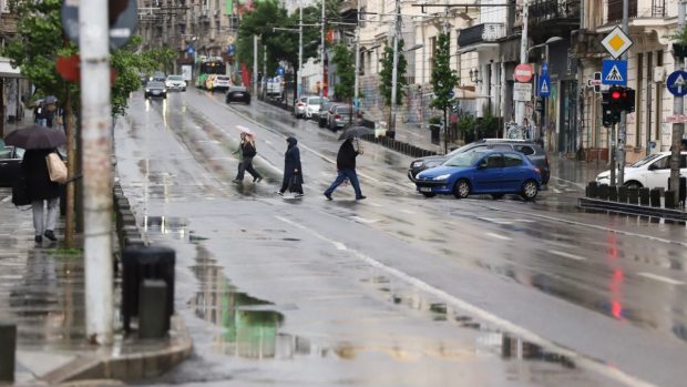 Avertizare meteo de ploi torențiale, vijelii, dar și caniculă. Temperaturile vor ajunge și la 37 de grade. Harta zonelor vizate de codurile portocalii și galbene