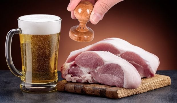 Povestea porcului electoral. Ce pedeapsă a primit un bărbat din Iernut care le-a dat alegătorilor câte un kil de carne şi o bere, ca să voteze cu primarul
