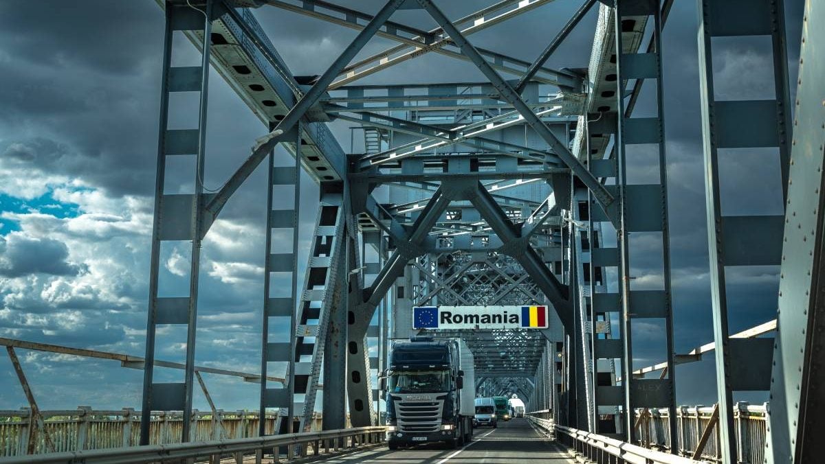 Poza pentru articolul Șoferii români care sunt scutiți de taxa de pod Giurgiu-Ruse. Ordinul de la Ministerul Transporturilor introduce excepții pentru anumite categorii de mașini