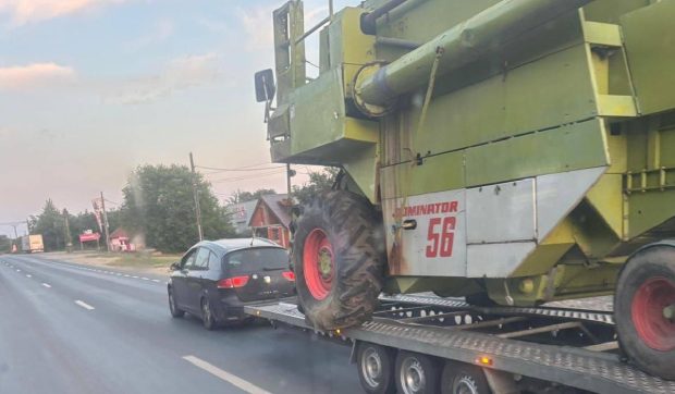 Pe o șosea din România, combină de 8,5 tone trasă pe platformă de un Sealt Altea XL: „Inconștient”