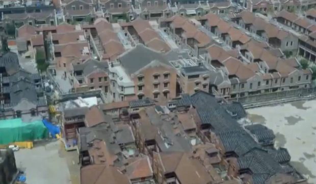 Tehnologie în mișcare: peste 400 de roboți sunt folosiți pentru relocarea unui complex de 7.500 de tone: avansează cu 10 metri pe zi | VIDEO
