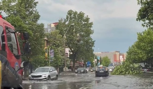 Cum a arătat Bucureștiul după furtuna de o oră de luni după – amiază: linii de tramvai și bulevarde inundate, mașini care circulă prin apă și copaci căzuți în zonele rezidențiale