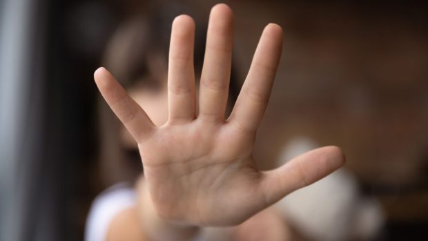Copil de 14 ani din Constanța, ținut de tatăl său într-un grajd și hrănit cu pufuleți. „S-au trezit cu el în curte, dezbrăcat”