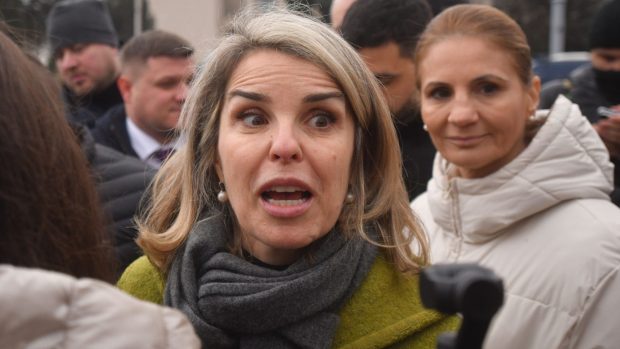 Cristela Georgescu le cere susținătorilor să nu mai meargă să cânte în fața porților: două doamne îmbrăcate în veșminte negre i-ar fi trimis