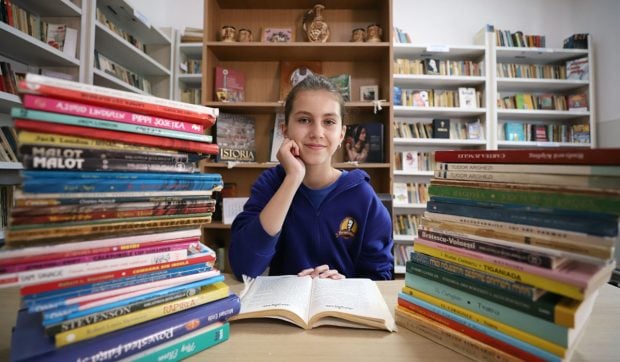 Curiosul caz al fetiţei de 12 ani care citeşte cărţi împrumutate de la biblioteca din sat. „TikTok nu-ţi dezvoltă nici creierul, nici imaginația, nici componentele lingvistice”, spune ea