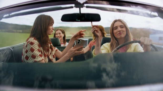 Cum îți transformi o amintire într-un clip video cu ajutorul AI? HONOR lansează #ReviveMemories – un concurs cu premii cool și tehnologie care te uimește