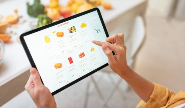 Românii cumpără mai multe alimente de la magazinele online. Ce produse preferă și cât de des comandă lunar