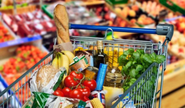 Prețurile la alimentele de bază rămân plafonate până în toamnă. Lista completă a produselor la care prețurile rămân neschimbate