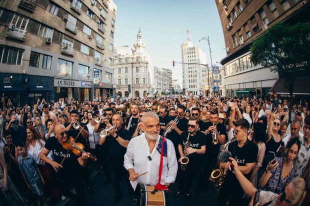 Imagine Stire Cum a apărut Damian Drăghici cu trupa sa pe Calea Victoriei din București. Oameni de toate vârstele au dansat pe stradă | 2review.ro