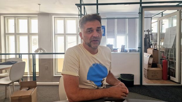 Regizorul bosniac premiat cu Oscar, Danis Tanovic, crede că ne paște feudalismul: „Câțiva indivizi cu putere și bani vor controla lumea”