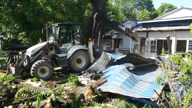 Primăria Timișoara a început demolarea unei pizzerii celebre în oraș, în ciuda protestelor patronului