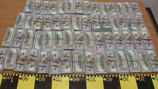 Cum a încercat un bărbat cu cetățenie româno-ucraineană să ascundă peste 500.000 de dolari. Trecea granița pe jos, din Ucraina