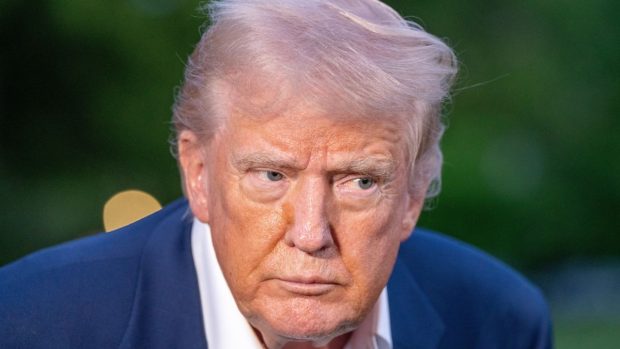 Neînfricatul Trump bombardează democraţia