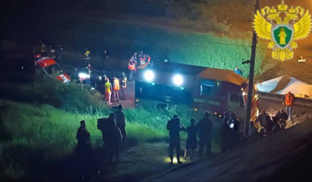 Momentul în care un pod din Rusia se prăbușește peste calea ferată. Cel puțin 7 persoane au murit și alte zeci sunt rănite