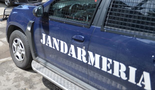 Jandarmii din București fac glume deplasate cu tinere „săltate” în dubă pentru că poartă la ele spray care să le apere de agresori: „Hai să le ducem la Vama Veche!”
