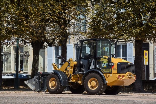 Avantajele utilizării mini încărcătoarelor frontale în proiectele urbane