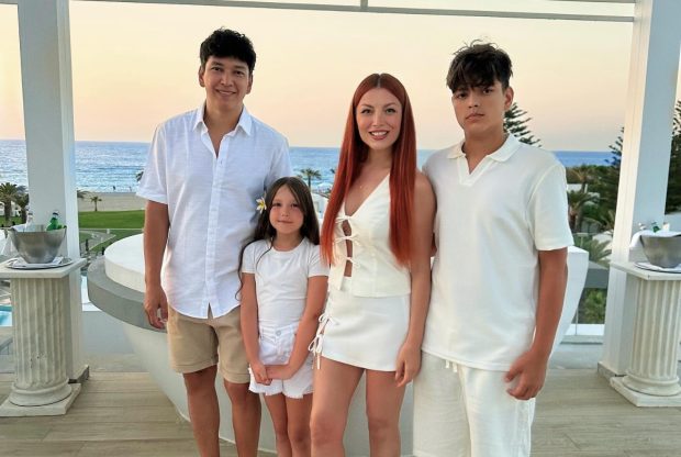 Imagine Stire Imagini cu Elena Gheorghe în costum de baie la 39 de ani. Cântăreața, care e mamă a doi copii, nu are nicio operație estetică | 2review.ro