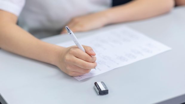 Tânăr eliminat de la BAC, în Oradea, din cauza unui gadget. Când i se va mai permite să dea examen