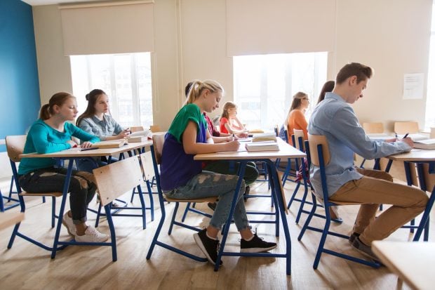 Examenul de BAC la Română 2025 are loc astăzi. Aproximativ 108.000 de elevi trec prin prima probă scrisă