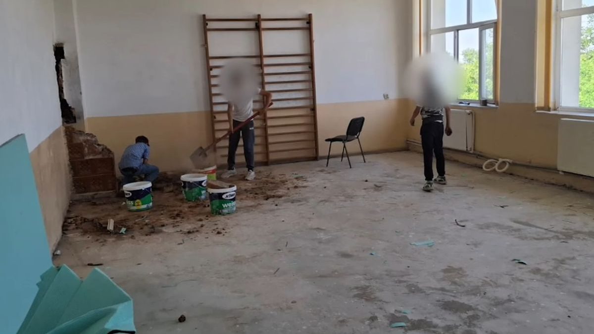 Elevii de clasa a VII-a din Dolj, nevoiți să care moloz pentru a promova.