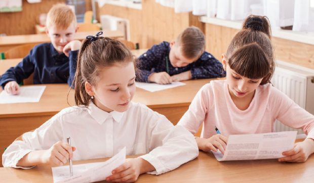 Legea Bolojan schimbă fișa postului profesorilor din învățământul primar: 2 ore în plus pe săptămână pentru meditații