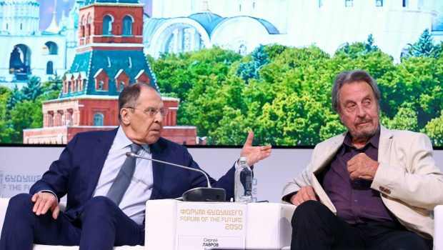 Tatăl lui Elon Musk face propagandă pentru Putin la un forum organizat de Dughin: „Este un om impresionant, vreau să învăț de la el”