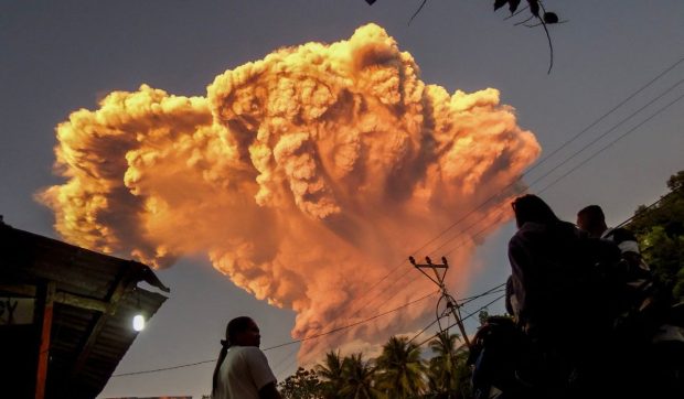 Nor de cenușă de 11 km înălțime, după ce a erupt vulcanul Lewotobi