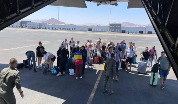 15 români și familiile lor au fost evacuați din Iran. Anunțul MAE