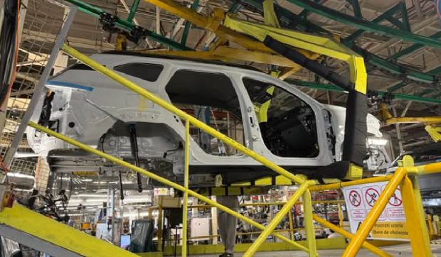 Câți bani primesc angajații Dacia, înlocuiți de roboți, dacă își dau demisia până la 1 iulie 2025