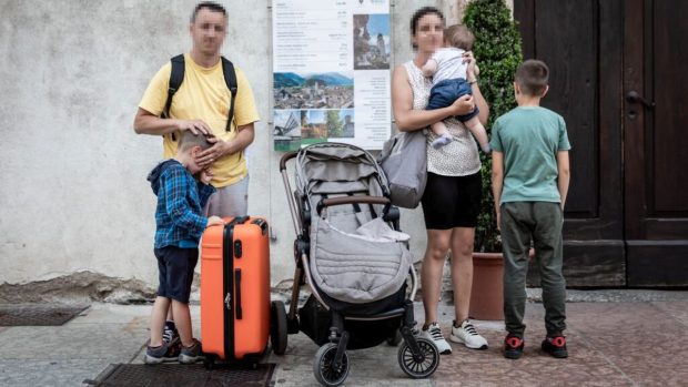 O familie de români cu trei copii mici a ajuns în stradă, în Italia: „Să apari așa nu este o carte de vizită bună”. Ce a decis primarul