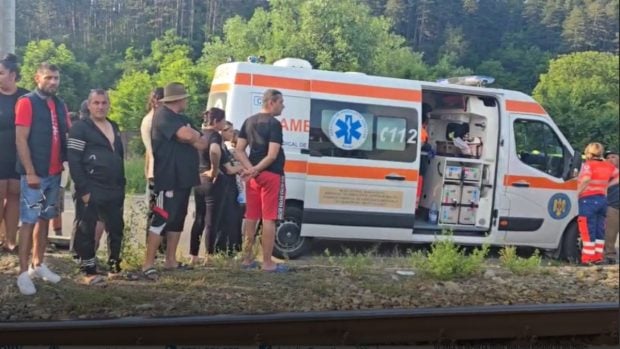 O fată de 17 ani a fost ucisă de tren, la Comănești. Ce făcea în timp ce traversa calea ferată