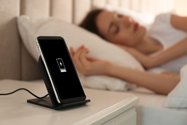 De ce nu este bine să lași telefonul la încărcat noaptea